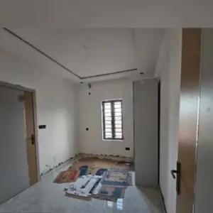 Brand New 3 Bedroom Flat. image 2